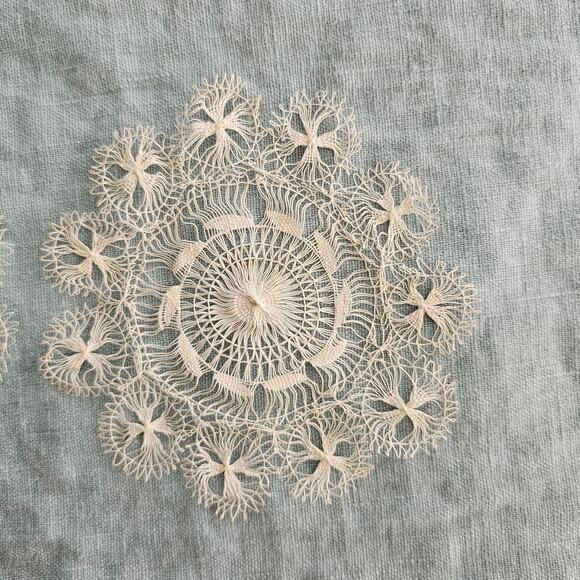 Vintage needle lace doilies pair 5" diameter - Picture 2 of 5